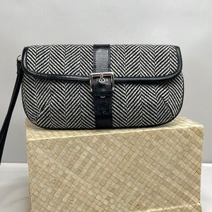Banana Republic Wristlet bag!🖤